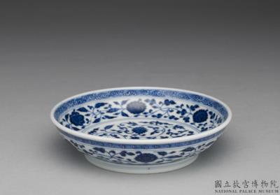 图片[2]-Dish with Indian lotus scrolls in underglaze blue, Qing dynasty, Qianlong reign (1736-1795)-China Archive